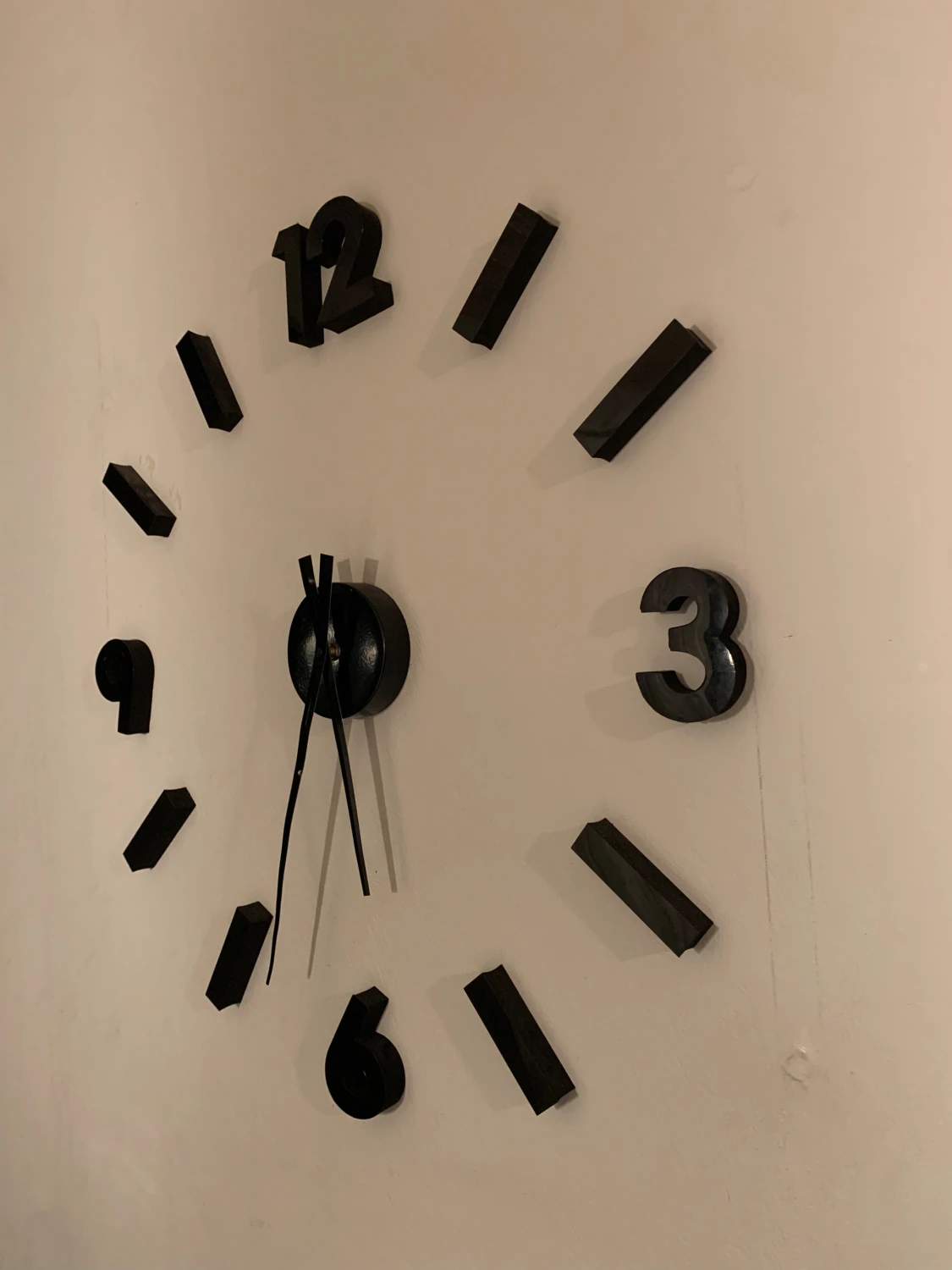 Svart väggklocka med 3D-siffror