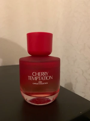 Zara Cherry Temptation parfym 90ml - Cherry Temptation från Zara Capsule Collection. Eau de Parfum, 90 ml. Tillverkad i Spanien. Perfekt för dig som vill sticka ut med en modern och trendig doft.