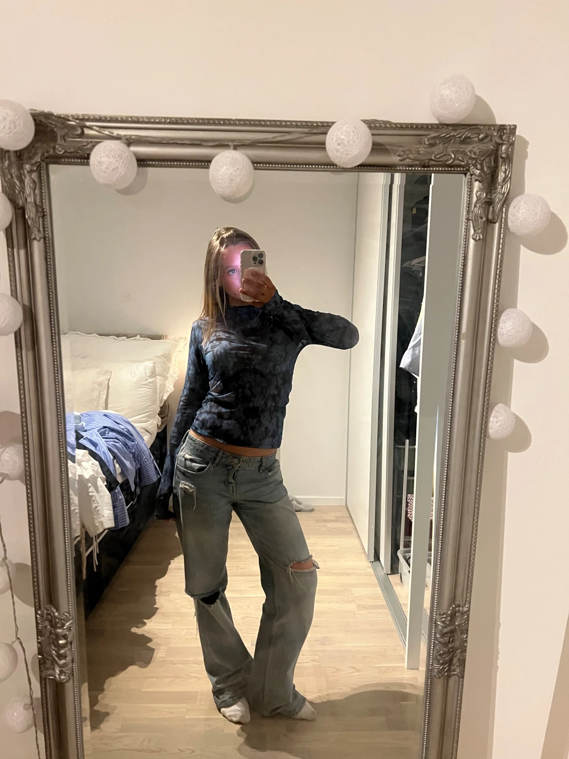 Mörkblå mönstrad meshtopp med polokrage