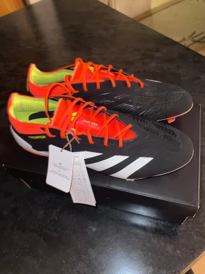 Adidas Predator elite  - Säljer ett par helt oanvända adidas predator elite i strl 43. Helt oanvända med prislappen kvar. Påse och orginalbox medföljer. Priset kommer automatiskt sänkas med ett rimligt belopp vid snabb affär.