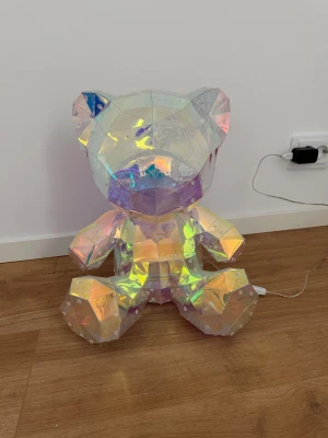 Lyssnade nalle - En nalle som lysser fina och olika färger. Köpt för 999kr från xxxlutz