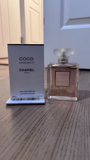 Coco Mademoiselle EdP 100ml - Chanel Coco Mademoiselle Eau de Parfum, 100 ml. Ingredienser: alkohol, parfym, vatten, linalool, limonene, benzyl salicylate, citronellol, geraniol, hexyl cinnamal, benzyl benzoate, ethylhexyl methoxycinnamate, coumarin, BHT, ethylhexyl salicylate. Tillverkad i Frankrike.