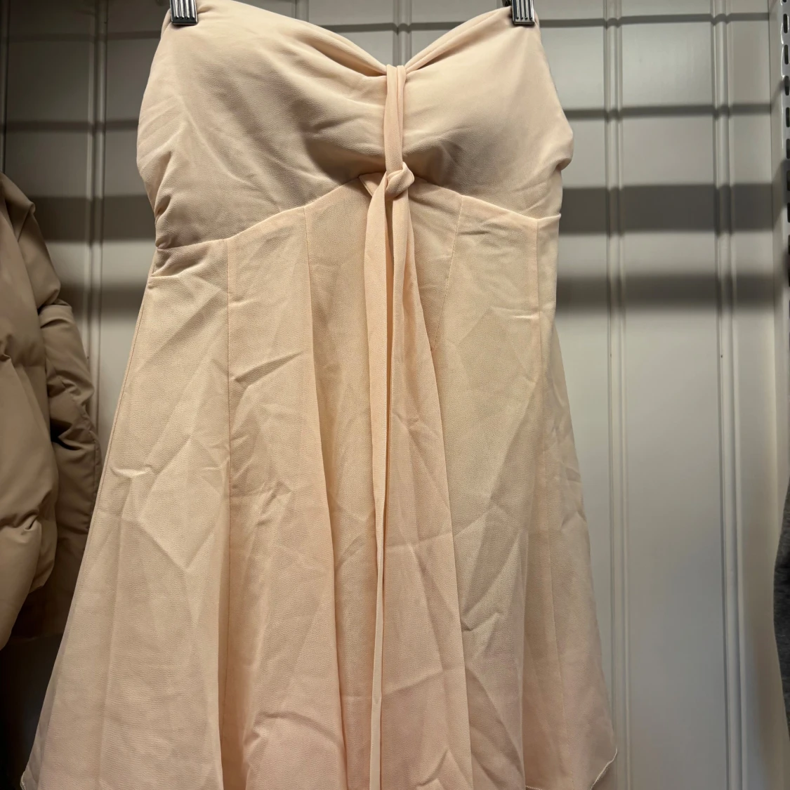 Champagnefärgad halterneckklänning Miss Rosier - 4