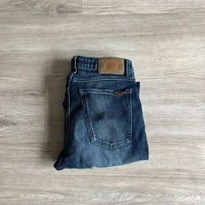 Nudie jeans  - Säljer just nu ett par blå nudie jeans perfekt för hösten och vintern som är på väg🪾⛄️🍁 var snabba på dom här med tanke på hur snabbt tiger of sweden jeansen sålde🤝🫡