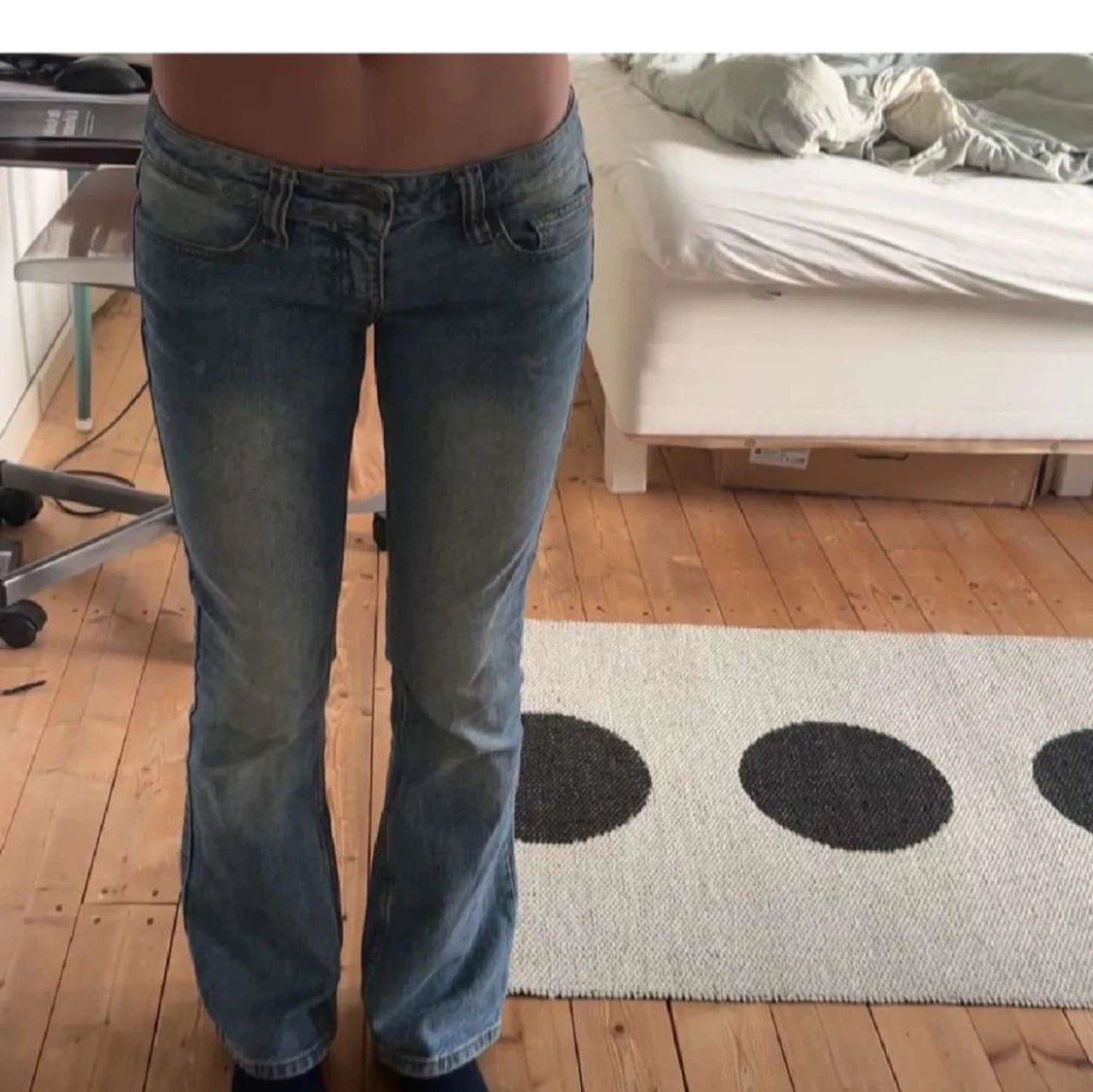 Blå bootcut jeans med slitning - 3