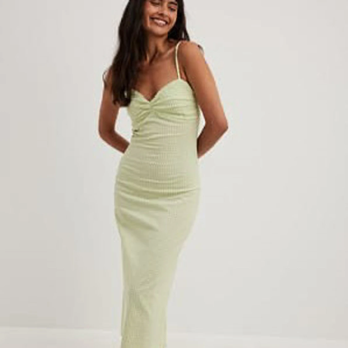 Ljusgrön långklänning med smala axelband