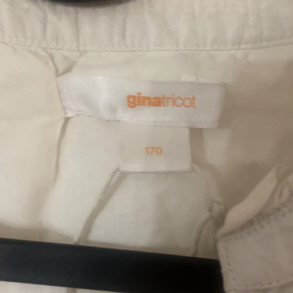 Vit blus med volang från Gina Tricot - 1