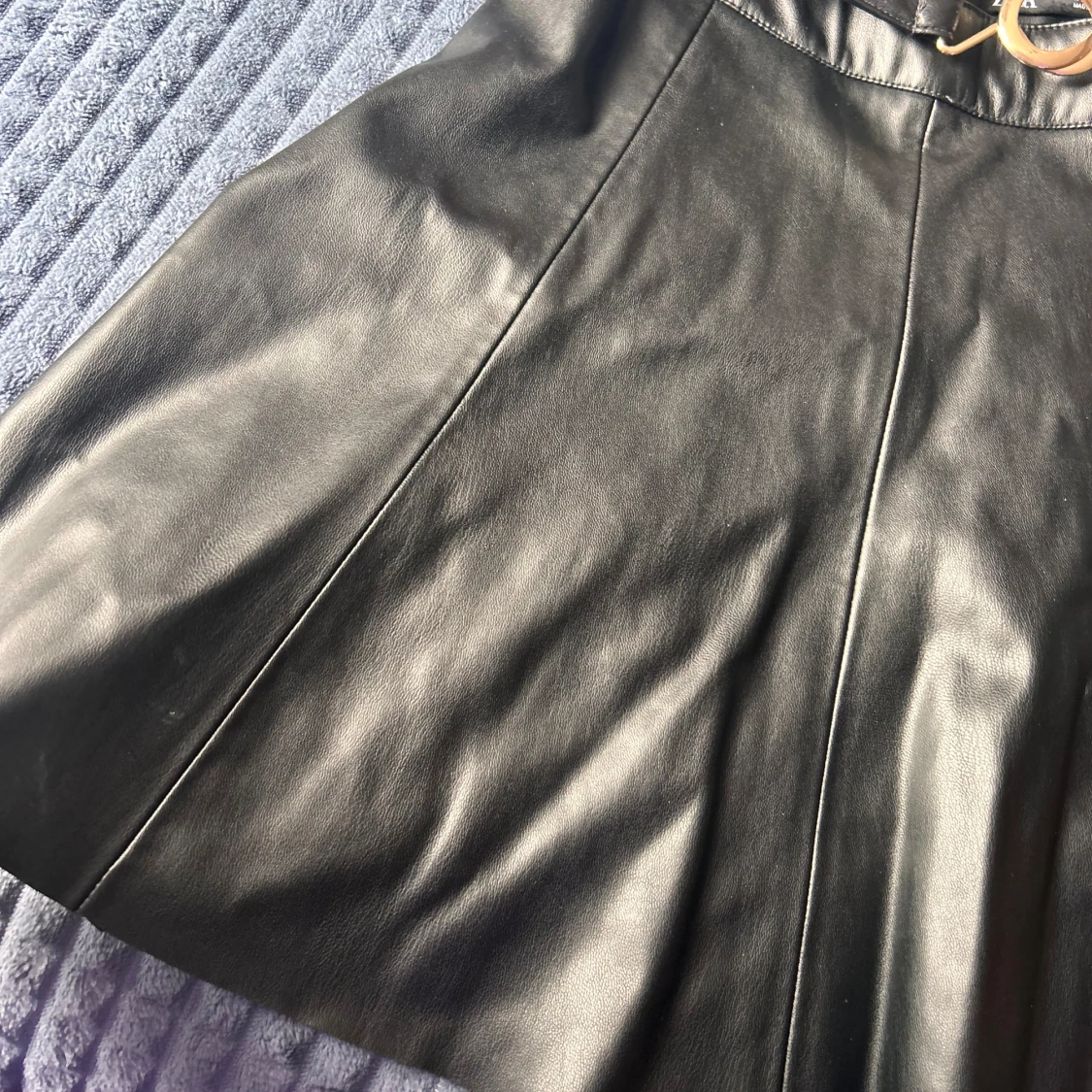 Svart skinnkjol och en body från Zara - 3