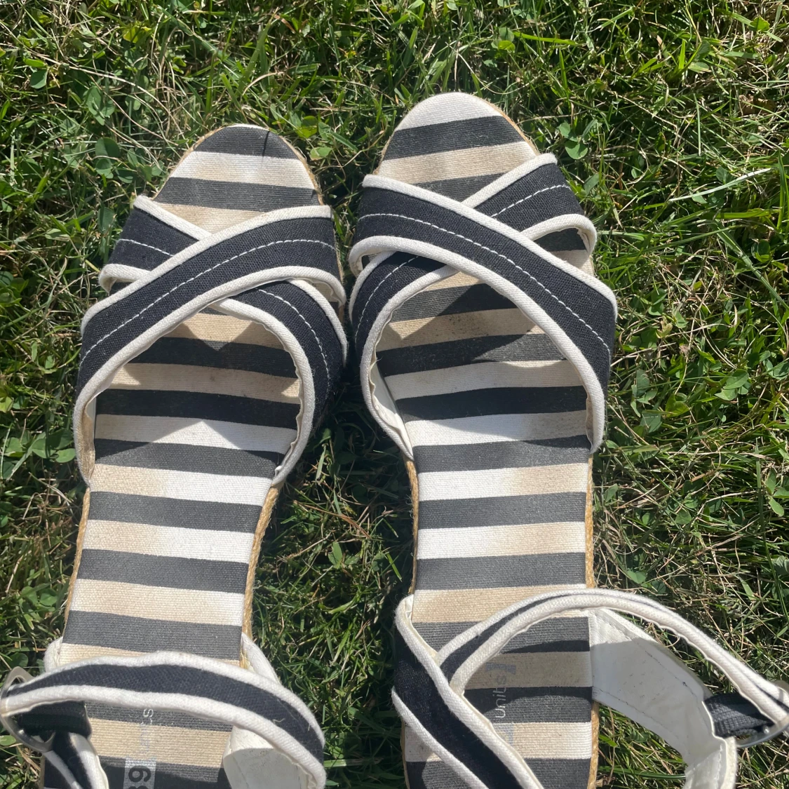 Randiga kilklackade sandaler - 2