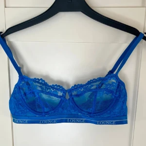 Blossom Balcony bh från Lounge - Säljer nu en Blossom Balcony bh från Lounge i färgen koboltblå 💙Tyvärr för liten, så ej använd. Storlek 75A. Nypris 525kr, nu 360 eller bud!🫶 