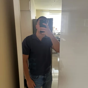 Stickad Blå piké  - Stickad Blå Piké från carlings