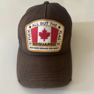 Brun keps från Dsquared2 med Kanada-flagga - Svart äkta Dsq keps som har blivit solblekt. Utöver det är skicket bra (6/10). Pris kan diskuteras privat