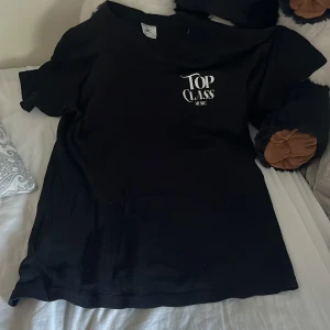 Svart Top Class Music t-shirt  - Topclass music t shirt 12/14 strk= XS. knappt använd bara varit i garderoben. Äkta köpt från topclass music 