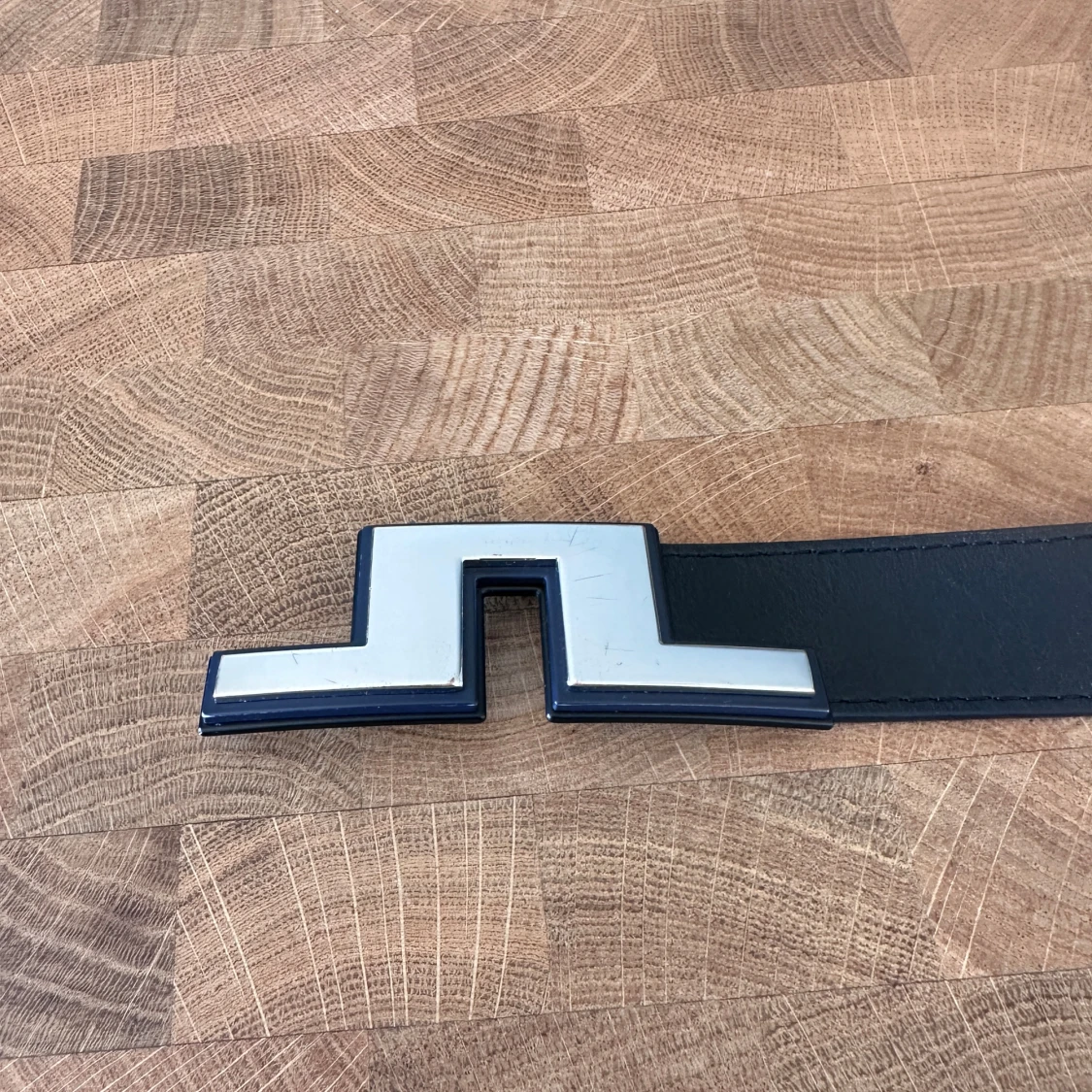 Svart skärp från J.Lindeberg i skinn