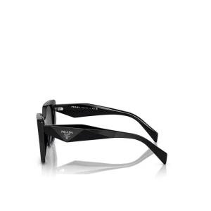 Svarta solglasögon från Prada - Snygga svarta solglasögon från Prada med markerad, kantig båge i acetat. Glasögonen har breda skalmar med logga på sidan och mörka glas. Perfekt accessoar för dig som vill sticka ut med en lyxig och trendig look..                                   Prada PR 19ZS 1AB5S0 5517