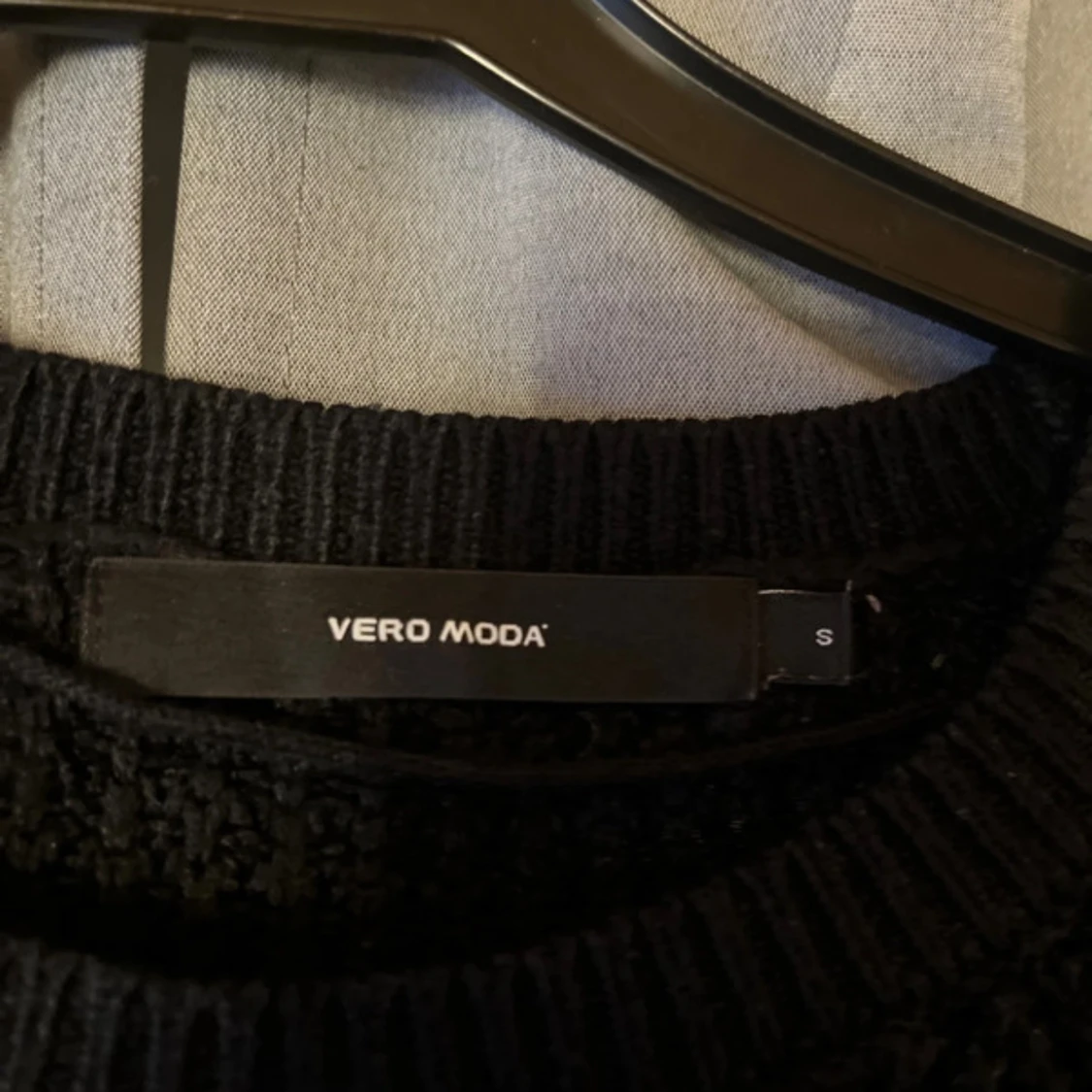 Svart stickad tröja från Vero Moda - 1