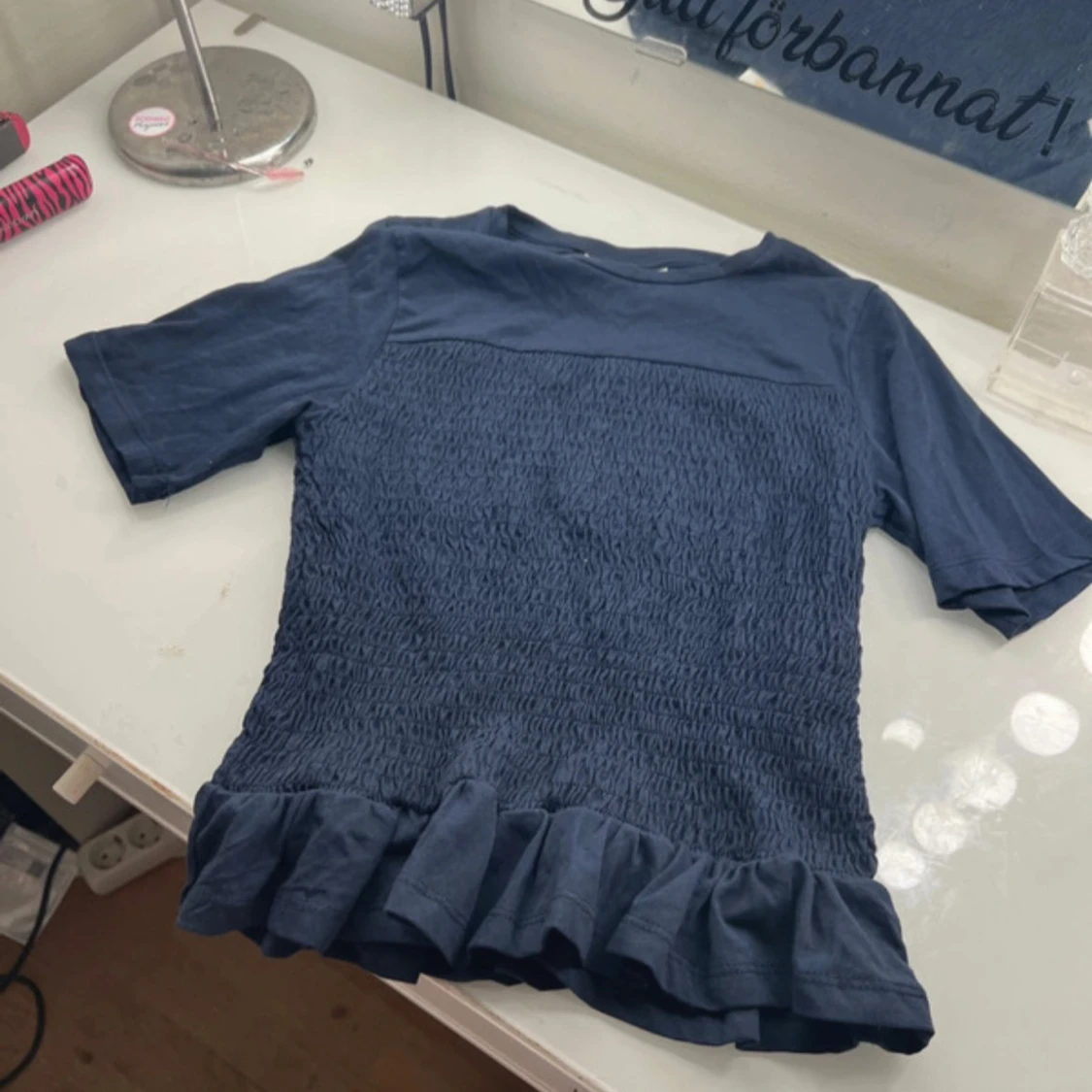 Mörkblå topp med volang från Gina Tricot