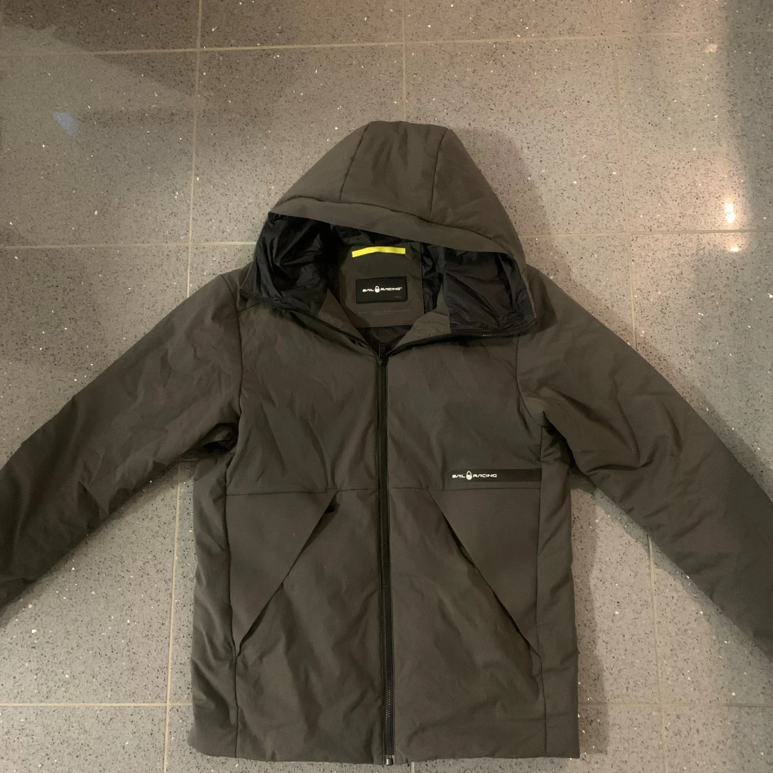 Mörk grå pufferjacka från Sail Racing