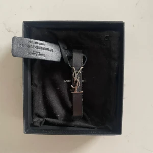 Yves Saint Laurent armband - Säljer nu mitt skitfeta läderarmband ifrån Yves Saint Laurent (YSL) | Tappat räkningen hur många komplimanger jag fått av detta. | Hyfsat bra skick, bedöm utifrån bilder. | Box, dustbag, product tag, och certifikat samt produktbeskrivning medföljes. | Nypriset ligger på cirka 3000-4000 kr. | Släng iväg en signal vid funderingar så svarar jag snabbt. |