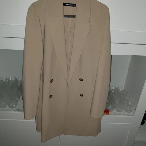 Kappa ifrån Gina Tricot  - En oanvänd fin beige kappa ifrån Gina Tricot. Storlek:36 (Small)