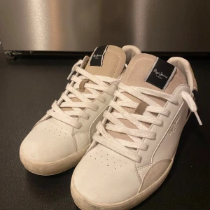Pepe jeans snaker - As feta pepe jeans snakers, völdigt snygg design och sitter skönt på foten för ett riktigt bra pris.