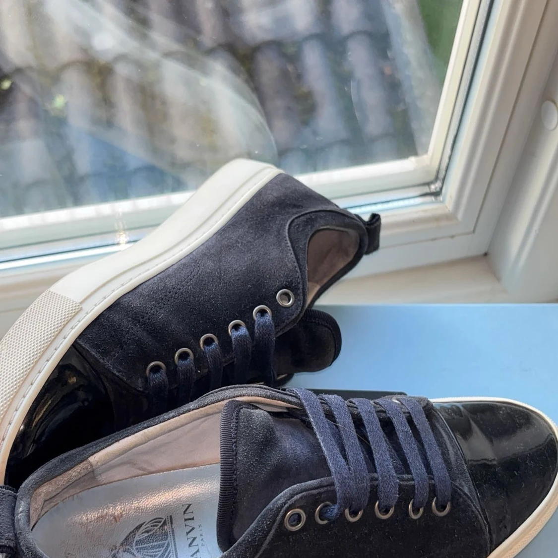 Mörkblå sneakers från Lanvin i mocka