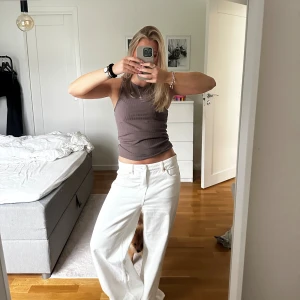 Vita jeans - Säljer ett par vita jeans med låg midja och vida ben. Såå himla snygga 😍😍