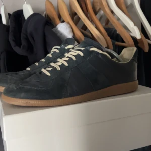 Maison Margiela gats - Tja säljer dessa maison margiela gats i en klassisk mörkblå färg. Skorna är i bra skick och är i storlek 45. Hör av er vid frågor!