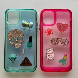 🩵🩵Mobilskal från DRMLND🩷🩷För iPhone 11 & XR - 🩵🩵Två färgglada mobilskal till iPhone 11 & iPhone XR med unika dekorationer som strass, pins och motiv.🩷🩷Kan köpas både som par eller enskilt- säljs för 100 kr/styck & 180 kr för båda. Skalen är köpta och designade av mig själv på DRMLND. Några av volymknapparna och andra justeringsknappar på sidorna av skalen har tappat lite av sin silvriga färg, men annars i övrigt är skalen i gott skick och ser fina och fräscha ut. Perfekta för att ge din mobil en personlig touch. 