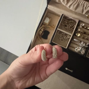 Pilgrim örhängen - Super fina örhängen från pilgrim, endast testade aldrig använda! Tyckte inte jag passade i dem, därför säljer jag dem💗