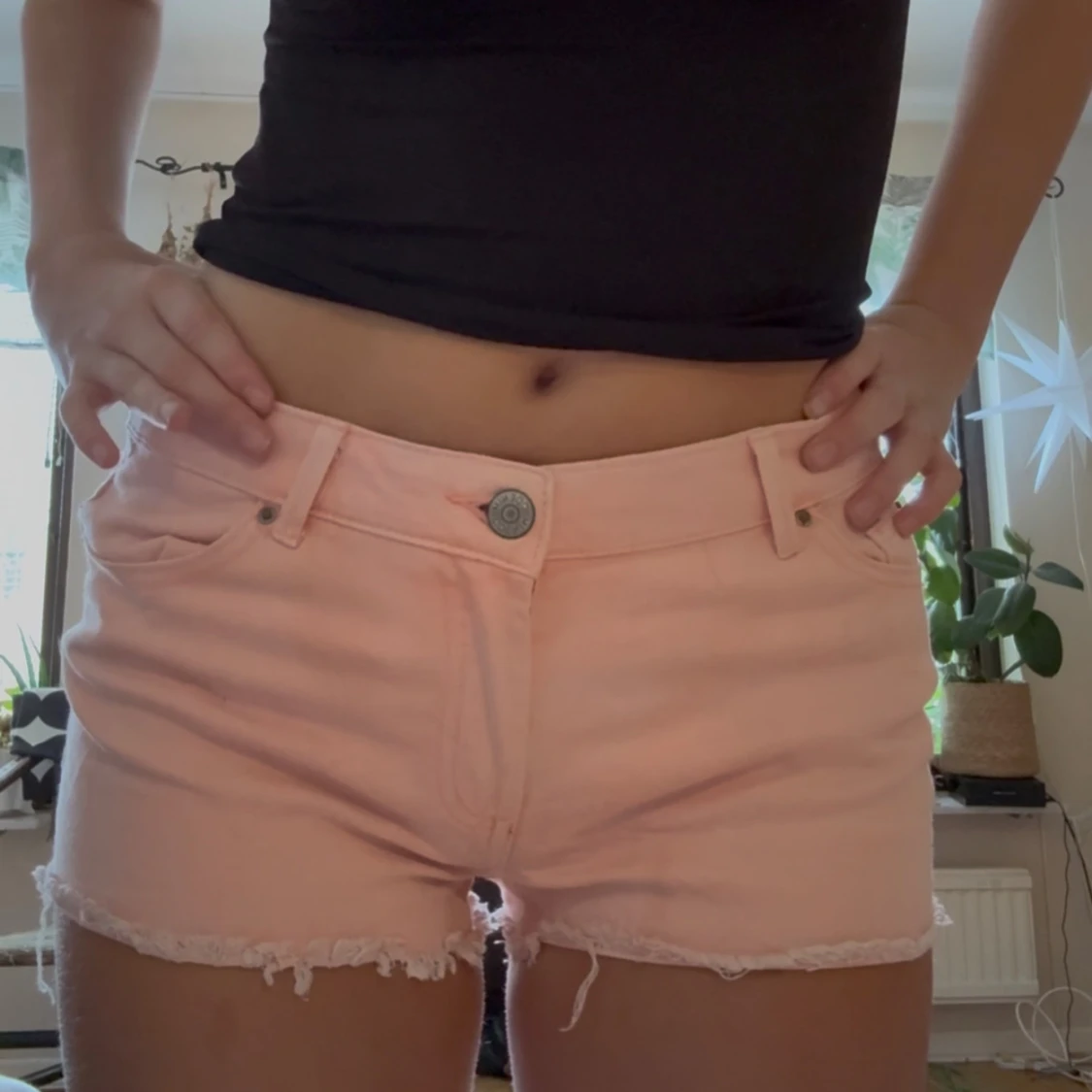 Ljusrosa jeansshorts lågmidjade