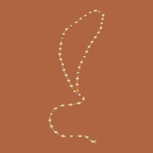 Guldfärgat halsband med pärlor - Ett långt halsband med guldfärgad kedja och vita pärlor i varje länk. Kedjan har en elegant och klassisk look med pärlor som ger en lyxig känsla. Perfekt för att lyfta vilken outfit som helst med en touch av glam.