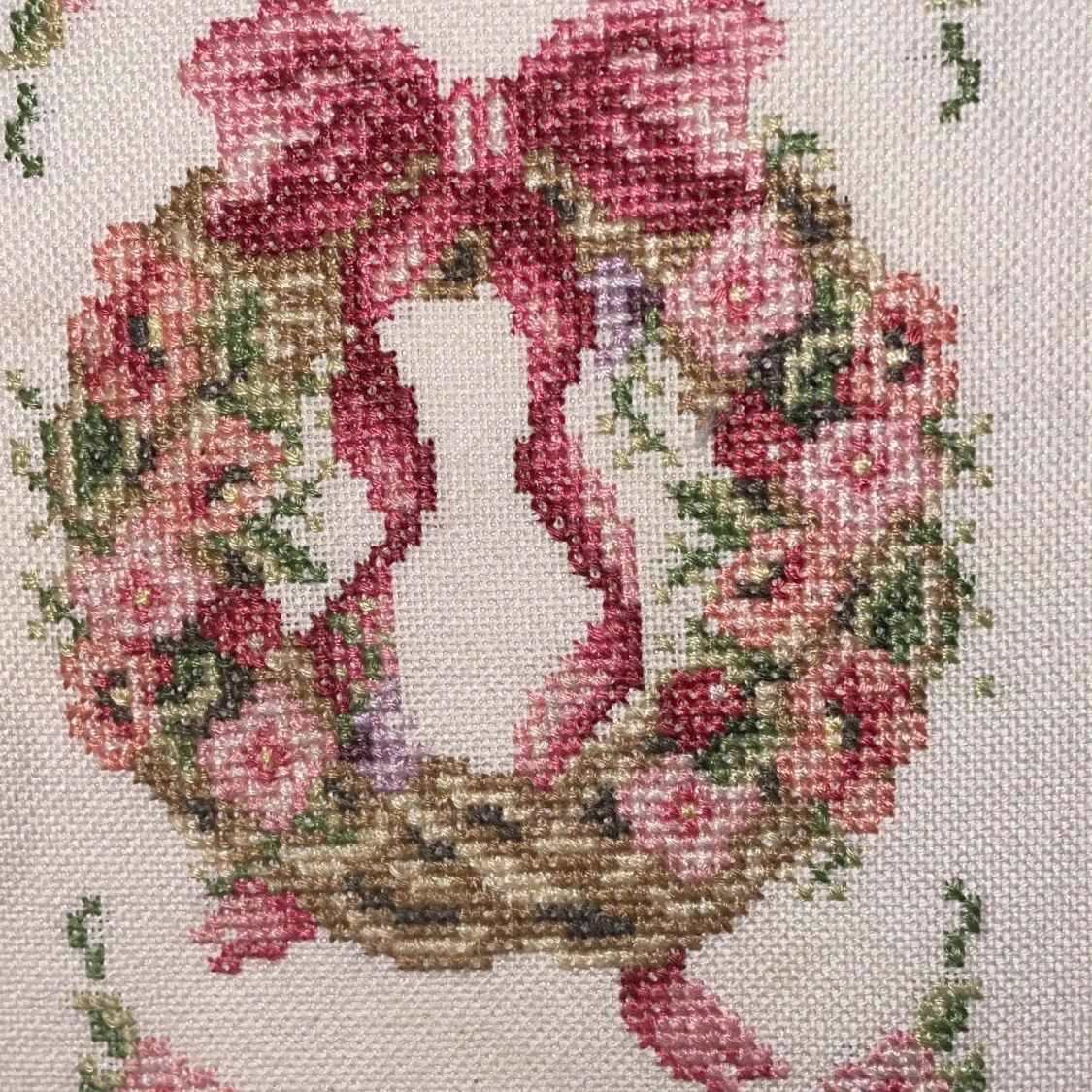 Broderad tavla med blomkrans och rosett - 2