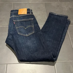 Levi's 502  - Säljer då jag inte använder de. W31 L30. Fint skick. 