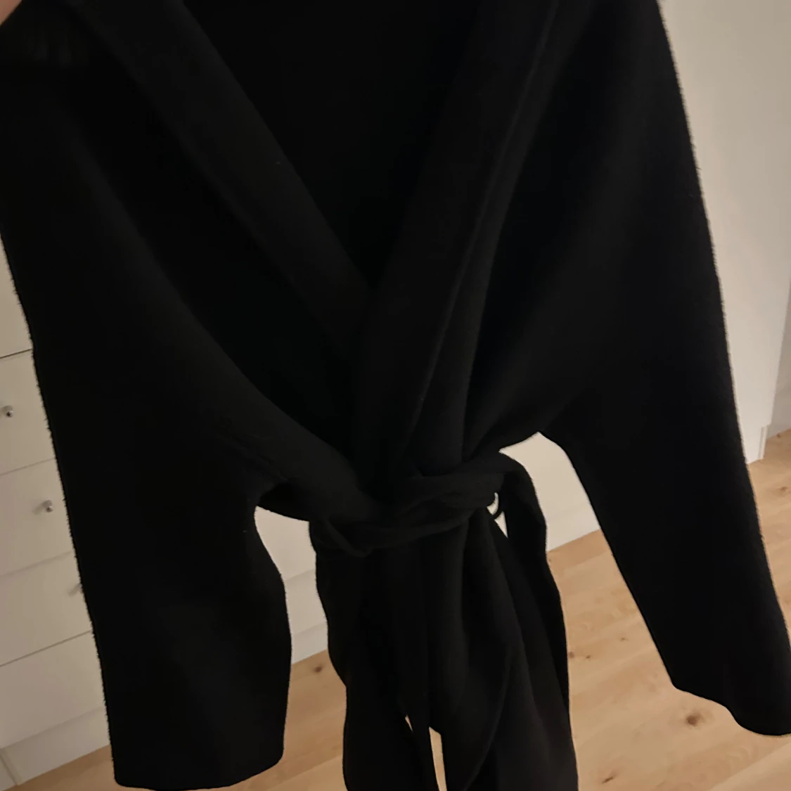 Svart kappa med fuskpäls och bälte - 2