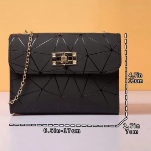 Svart axelväska med kedja - Snygg svart axelväska med geometriskt mönster och guldfärgad kedja. Väskan har ett stilrent spänne framtill och är perfekt för att bära det viktigaste. Kompakt och trendig design som passar till många outfits.