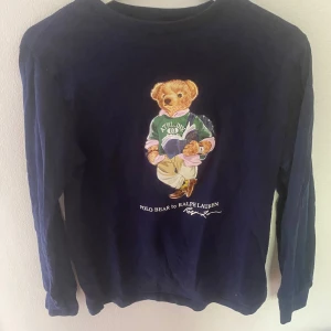 Mörkblå långärmad tröja Polo Ralph Lauren - Mörkblå tröja från Ralph lauren 💙.                                       Pris 200kr 💰.                                                                           Storlek 14-16 år gammal 🧩