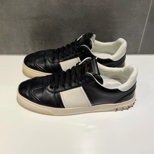 Valentino flycrew - Valentino flycrew i storlek 40,5 passar 41,5, skick 9/10 alla nitar på platts, endast skor medföljer vid köp, vid funderingar hör av er 
