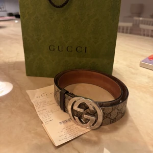 Gucci Bälte - Säljer detta fina Gucci bälte då det inte passar mig längre. Bältet är i mycket bra skick och är självklart äkta. Det köptes i Stockholm på Guccis butik och det tillkommer kvitto samt original påse. Bältet är i storlek 85 och har några repor, men det är inget som syns på långt håll! 