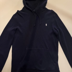 Polo Ralph Lauren - Säljer en riktigt sjysst polo hoddie. Denna hoddie är i ett mycket bra skick och även svår att få tag i och därför är mitt pris 499