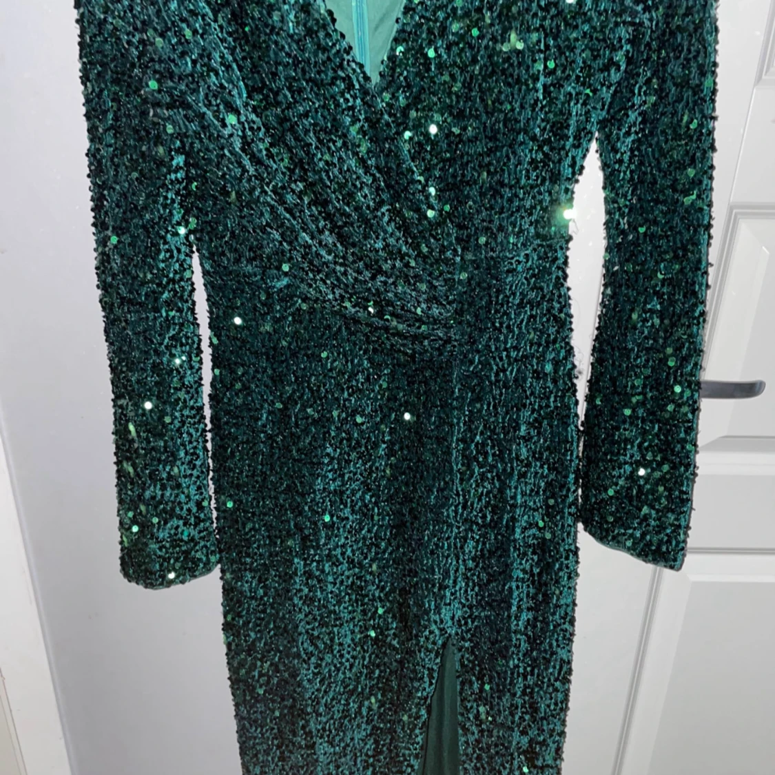 Grön glittrig långklänning med slits - 2