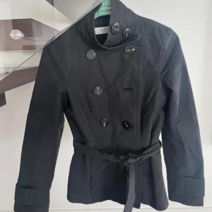 Svart trenchcoat med bälte - Superfin kort trenchcoat från Zara💕Saknar en knapp, perfekt för vår och höst!💕