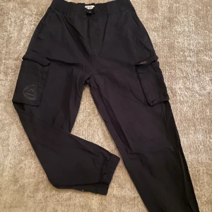 Svarta cargobyxor   - Svarta cargobyxor i storlek EUR 170 14y 