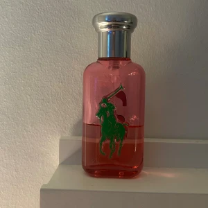 Rosa parfym från Polo Ralph Lauren - Parfym från polo Ralph lauren, halva använd därav billigt pris🩷