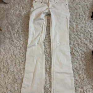 Lågmidjade jeans från Lee  - Snygga, vita jeans från Lee som har blivit för små för mig. De är väldigt låga i midjan. Bootcut och väldigt bra kvalitet. 💕