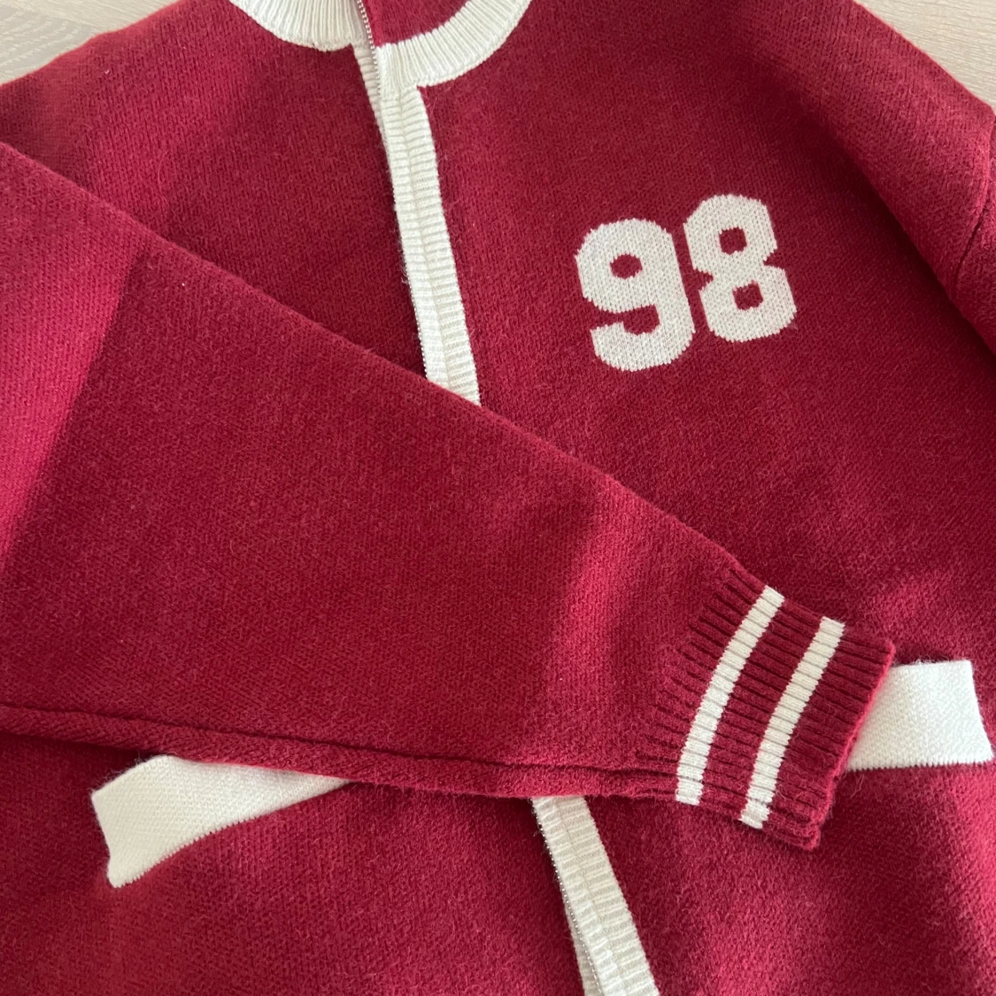 Röd kofta/jacka med dragkedja från Edikted - 4