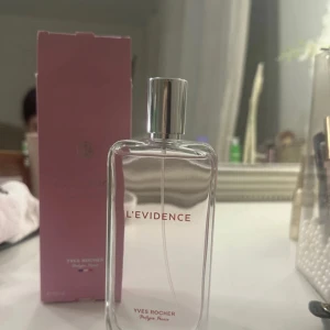 L'Evidence Eau de Parfum 100ml - L'Evidence från Yves Rocher är en eau de parfum på 100 ml, skapad i Frankrike. Innehåller 95% ingredienser av naturligt ursprung och 100% vegetabilisk alkohol. Perfekt för dig som vill ha en fräsch och modern doft med stilren känsla.
