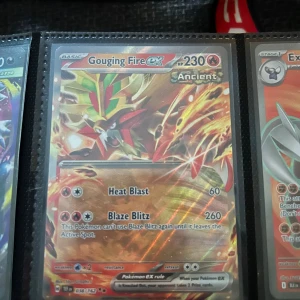 Gouging Fire EX - Coolt Pokémonkort med Gouging Fire EX! Med episka attacker som Heat Blast och Blaze Blitz är detta kort perfekt för samlare och fans av Pokémon. Snygg design och hög HP gör det till ett måste i din samling.