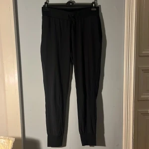 Svarta träningsbyxor  - Svarta baggy träningsbyxor. Storlek L. Två fickor med dragkedja. Gott skick, bara använda ett par gånger 