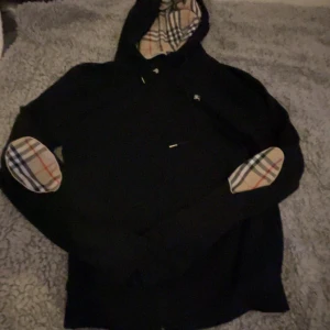 Burberry hoodie storlek XLL men passar L och M  - En svart burberry hoodie äkta. Den har bra skick